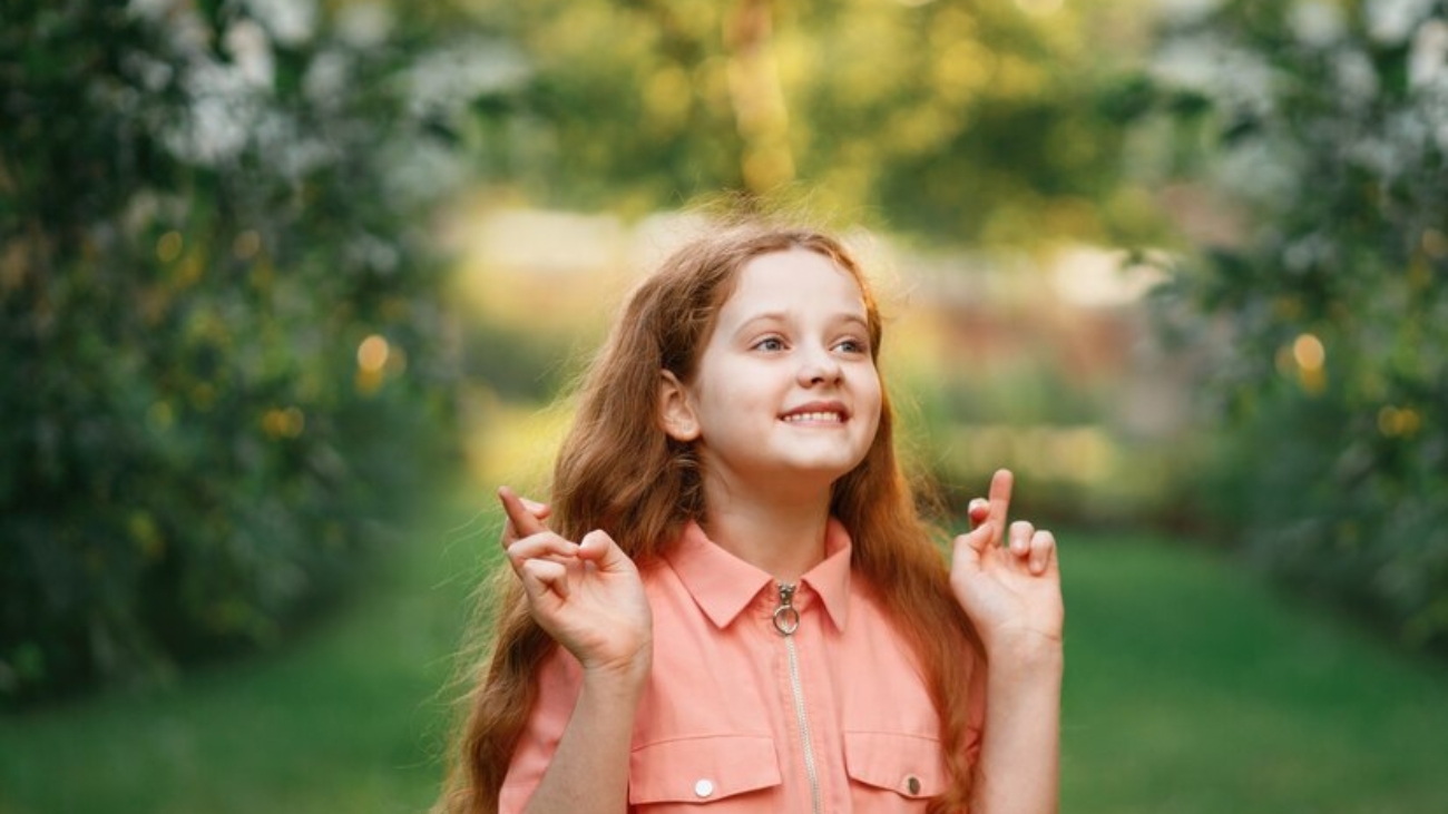 little-redhead-girl-with-crossed-fingers_78949-682