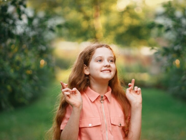 little-redhead-girl-with-crossed-fingers_78949-682